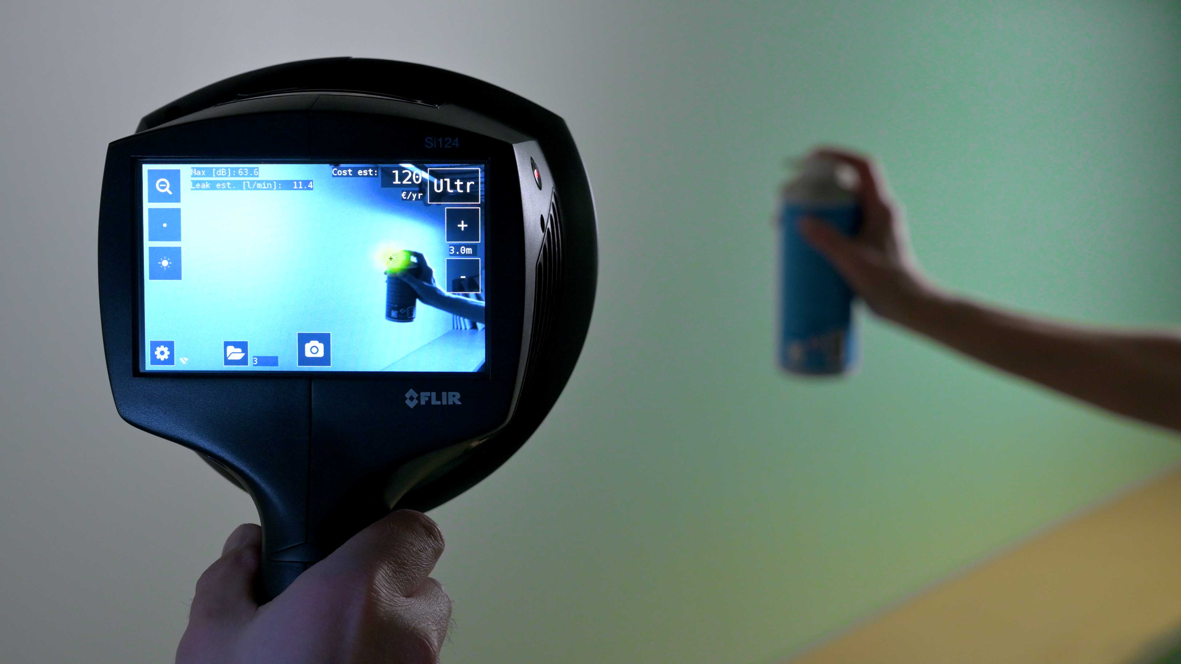 Checking for a compressed air leak in a sprayable can with the Si124